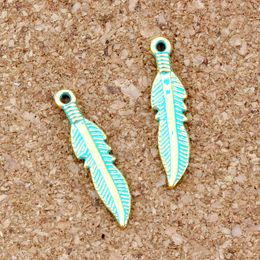 150 stks / partij Retro Verdigris Patina Plated Feather Charms Hangers voor Sieraden Maken, Oorbellen, Ketting en Armband 5.5x24.5mm A-378