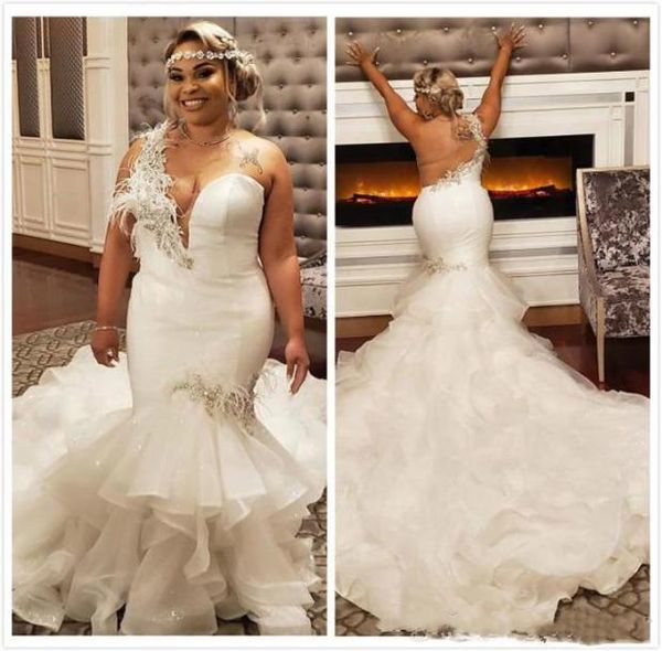 Plume une épaule grande taille robe de mariée cristaux scintillants perles sirène volants longue piste robes de mariée Customize6721285