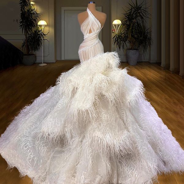 Plumas Vestidos de novia de sirena de Dubai de lujo Vestidos de novia 2021 Un hombro Con cuentas de cristal Perlas en niveles Couture Country Africa robe de mari￩e