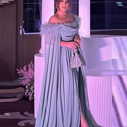 Plumes robe en mousseline plissée sur l'épaule avec perlée une ligne robe de bal formelle haut côté fendu arabe Dubaï tenue de soirée 326 326