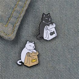 Nourrir moi-même épingles en émail mignon noir blanc chats poisson séché sac broches revers Badge dessin animé Animal bijoux cadeau pour enfants amis GC1118