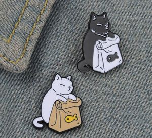 Voeding mezelf Emaille Pins Leuk Zwart Wit Katten Gedroogde vis tas Broches Revers Badge Cartoon Dier Sieraden Gift voor Kinderen Vrienden GC784