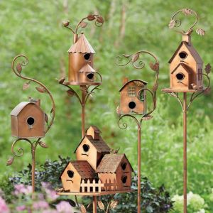 Casa para pájaros con poste, comederos para pájaros de metal, estacas de jardín, casas artísticas para pájaros para patio, patio, decoración de jardín al aire libre