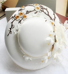 Feis White Satijn geborduurde hoed witte satijnen veer hoed trouwjurk po en haar bruiloft accessoires4725710