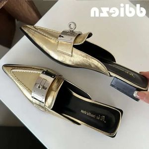 Vrouwelijk 202 voor muilezels flats vrouwen ondiepe metalen glijbanen mode schoenen puntige teen dames slippers sandalen schoenen 2e8