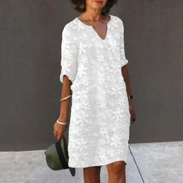 Vrouwelijke strandjurk v nek halve mouwen bloem borduurwerk pullover elegante casual slijtage witte kleur vrouwen zomer losse midi 240415