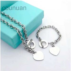Bracelet femelle Designer Femmes S Love Pendant Collier Bracelet Classic Heart en forme de combinaison Chaîne Valentin Saint-Jewelry Amour cadeau