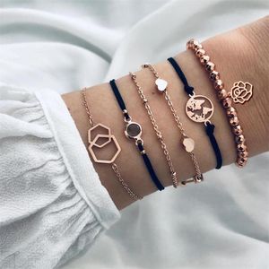 Vrouwelijke armbanden mode holle kaart zeshoek hart bloem onregelmatig kralen leer goud armband meisje prachtige verjaardag cadeau bangle