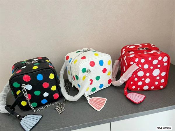Bolso de maquillaje de viaje para cosméticos para mujer, bolsos de mano de diseñador, estuches, embrague en relieve, rojo y blanco, los puntos coloridos, bolso de dados