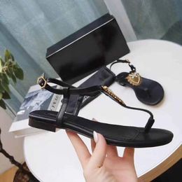 Sandales de designer pour femmes Tongs à la mode Pantoufles antidérapantes décoratives en métal plat Paire avec des sandales de plage 35-43 avec boîte