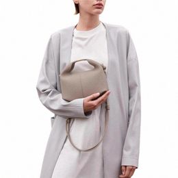 Niche féminine Premium Single Single Crossbody Tote Sac nuageux véritable cuir boulet bento sac à lunch sac femelle f49w #
