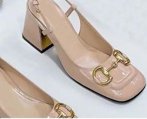 Chaussures de créateurs de plage de sandale femelle mode 100% boucle de ceinture en cuir talons épais talons dame sandales en métal
