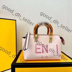 Nouveau sac pour femmes Fashion haut de gamme Broidered Tote Sac Crossbody Small Bag Mode tendance Sac de banlieue polyvalente 950