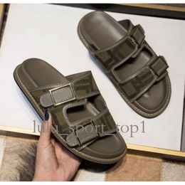 Sandales fenduisment s sandales luxe métallique diapositive sandales designer glissades de femmes pantoufles pour femmes sandale de sandale de la mode