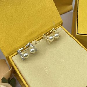 Fendin Earring Woman Gift New Letter F Diamond Pearl Boucles d'oreilles femelles élégantes petites boucles d'oreilles en argent simple et polyvalente