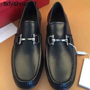 Feragamo Ferra Versión europea Zapatos de vestir para hombre Traje formal Zapatos de cuero genuino con suela blanda Zapatos de cuero casuales de negocios Hebilla de herradura Lefu Sh PWJL