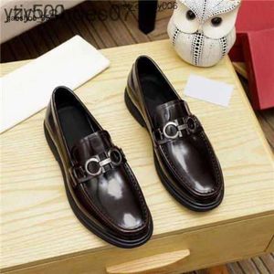 Feragamo Ferra pour cuir et vêtements chaussures en cuir hommes avec poignets bas chaussures laquées décontractées pour hommes avec cuir tendance chaussures à la mode affaires J6I1 PSIS EMBG