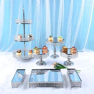 Feestelijke benodigdheden gouden en zilveren 7 -stcs kristallen metalen cake stands opgezet met acryl spiegel cupcakes gedecoreerde dessertbasis voor bruiloftsfeestje