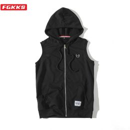 FGKKS Merk Mannen Vest Met Capuchon Zomer Nieuwe mannen Ademend Effen Kleur Vest Mannelijke Mode Toevallige Eenvoudige Vest Jas kleding 201126