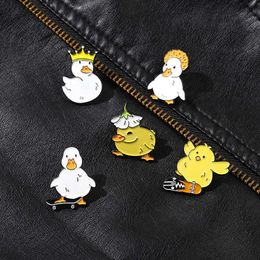 Mooie dieren eend email Rapel Pin Aangepaste skate Goose Duck Chicken Broches Backpack Cartoon Crown Duck Badge Sieraden Gift