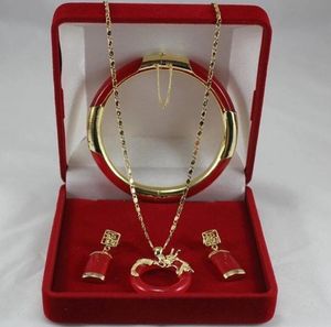 Ensemble de bracelets et boucles d'oreilles en jadéite rouge, bijoux fins, en or jaune
