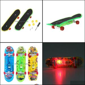 Finger Nouveauté Gag Gifts2pcs / Set Mini Light Fingerboard Skateboard Tech Boy Enfants Enfants Cadeaux Kid Jouets créatifs Drop Livraison 2021 Nibwk