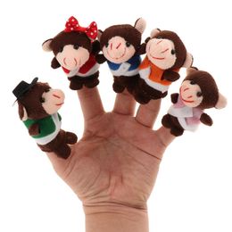 Finger Puppets zetten vijf kleine apen op het bed springen met mama Monkey en Doctor Monkey Plush Toys Finger Animal Toy Gift