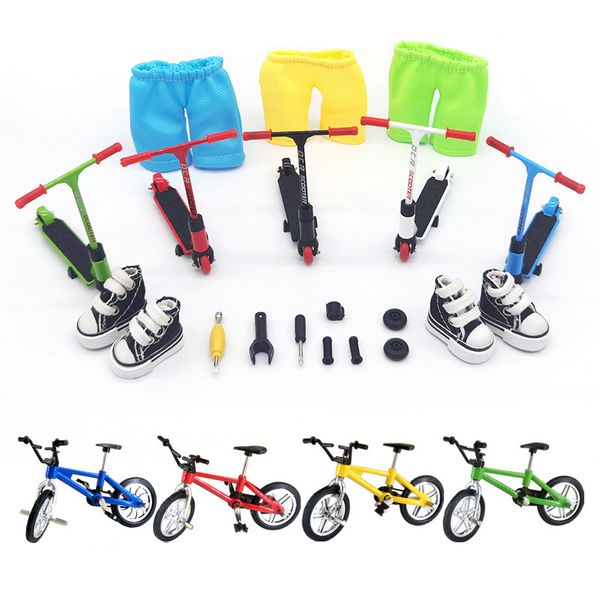 Finger scooter accessoires de chaussures de planche à roulettes Set Two Wheel Skate vêtements Fingerboard Bikes Fingertip Nouveauté Jouets scooters enfant 220608