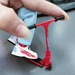 Toyos de dedo mini aleación scooter dedo scooter interactivo movimiento de la dedos juguete skateboard para patinatería para padres interactivos de vacaciones interactivas d240529