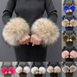 Gants sans doigts Anime femmes manchettes en fausse fourrure bracelet hiver plus chaud bras poignet fourrure de raton laveur manches gants hiver poignet manches moelleux Oversleeve 231025