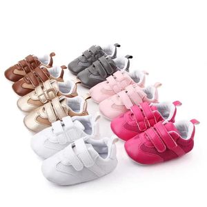 Eerste wandelaars 0-18 maanden oude baby sportschoenen Classic Solid Color Boys and Girls Air Net Slide Spring en herfst geprefabriceerde schoenen De eerste stap vooruit D240525