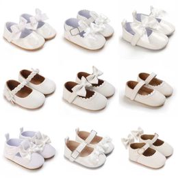 Premiers marcheurs 0-18 mois blancs néonatal doux sole fille bébé supérieur pu non glissade caoutchouc mignon chaussures de princesse marche h240504