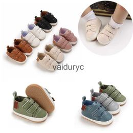 Eerste Walkers 0-18m Lente en herfststijl 0-18 maanden Baby Pure Color Fashion Sports Shoes Newborn Classic Poddler H240506