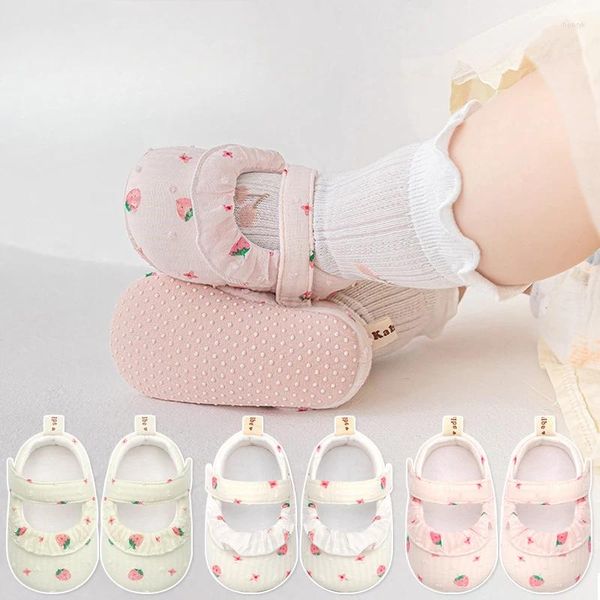 Premiers marcheurs 0-2 ans chaussures de marche fraise fleur haibands ensemble bébé colle chaussettes de sol antidérapantes fines semelles souples filles dentelle à volants