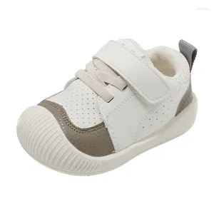 Premiers marcheurs 0-3 ans 2024 Chaussures bébé pour garçons en cuir enfant en bas âge enfants pieds nus filles baskets semelle souple en plein air enfants tennis