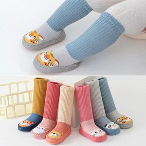 Eerste wandelaars 1 paar schattige buiten zachte comfortabele baby-slip vloer sokken fuzzy schoenen cartoon slippers verdikte sok