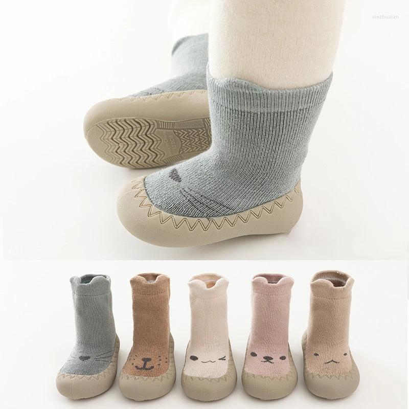 Första vandrare 2023 Autumn Winter Baby Warm Cushion Sock Shoes Rubber Sole Sole Cutoon Lightweight Floor Toddler Walker Sneakers