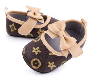 First Walkers 2023 Luxury Butterfly Knot Princess Chaussures For Babys Girls Soft Soft Souded Flats Mocasins Toddler Crib Toddler chaussures Babys Fashion