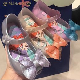 First Walkers 2023 Summer Melissa Jelly Shoes Girls Baotou Sandals Mermaid Bow Suela suave perfumada Baby Kids Girl Flats 230628