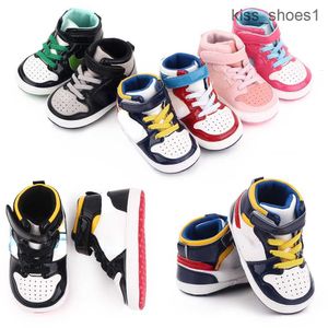First Walkers 2023 peuter schoenen klassieke pasgeboren walker baby zacht opgeloste anti-slip baby voor jongens sport sneakers wieg bebe