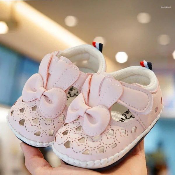 Premiers marcheurs 2024 Chaussures bébé Sandales d'été Enveloppé Tête Petite Princesse Femelle Fond souple Antidérapant Enfant en bas âge