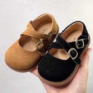 Babyschoenen 2024 merk natuurlijke lederen schoenen voor meisje effen suède modieuze kruis lente schoenen baby vrouw prinses jurk 240315