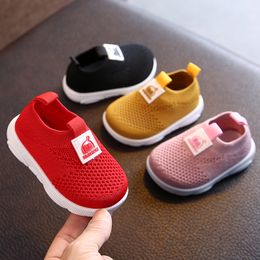 Premiers marcheurs bébé garçon volant tissé enfant chaussures fille infantile 0 1 2 printemps et automne antidérapant fond doux tricoté 230828