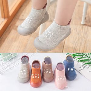 Premiers marcheurs bébé garçon chaussures enfants chaussette antidérapante chaussettes de sol fille semelle en caoutchouc souple enfant en bas âge chaussons pour bébés 230825