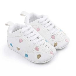 Premiers Walkers Baby Boys Classic Pu Heart Broidered Casual Sports Chaussures Nouveau Soft Sole Anti Slip First Walking Baby Shoes D240525