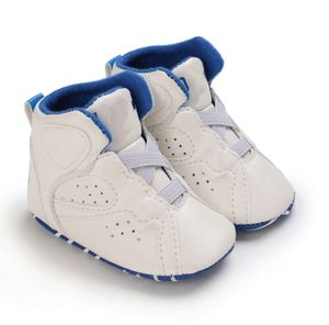 Eerste wandelaars Baby Casual schoenen Nieuwe aankomst Crib Sneakers Pasgeboren lederen basketbal Kinderlaarzen Kinderlaarzen Kinderlippers Peuter vetermocassins