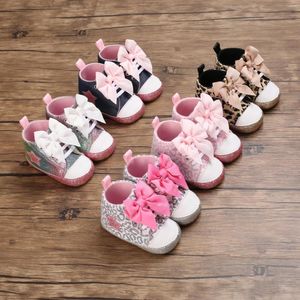 Premiers marcheurs bébé fille mignon berceau chaussures enfant en bas âge léopard/star marcheur né baskets cheville haute nœud papillon marche à semelle souple