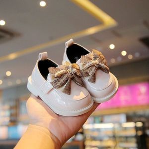 Eerste wandelaars Baby Girl Princess Shoes Toddler Non-Slip Flat Sole lederen rubber wieg Mooie vlinder-knoop baby 221208