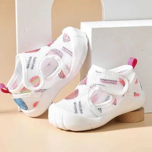 First Walkers Baby Girl Shoes Classic Net Sneakers Pasgeboren babyjongens meisjes eerste wandelaars schoenen baby peuter zachte zool anti-slip babyschoenen Q240525