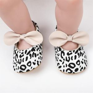 First Walkers Baby Girls Mary Jane Flats Antideslizante Bowknot Princesa Zapatos de vestir Cuna de leopardo para bebés